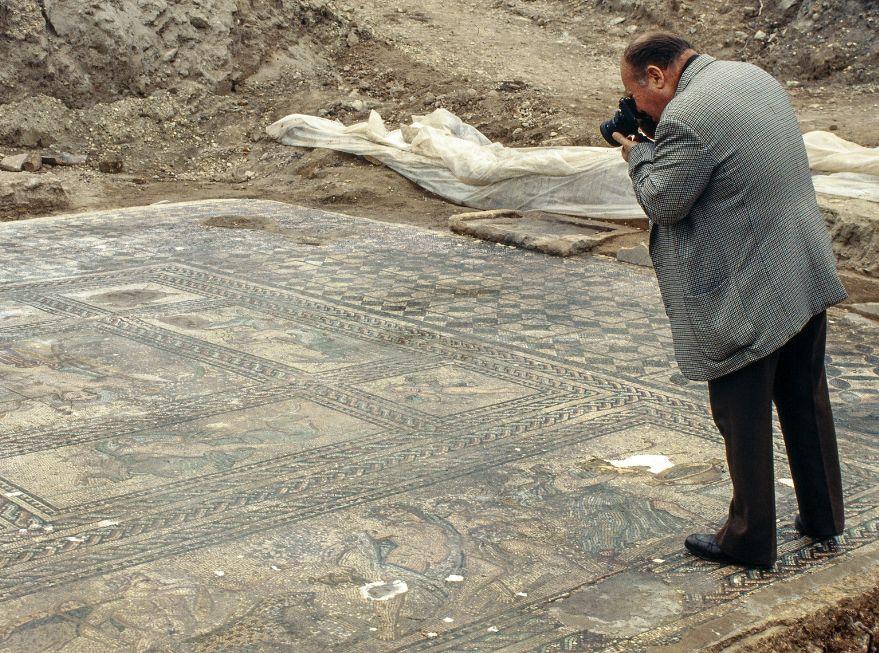 Verrerie (1992), Jean-Maurice Rouquette sur la mosaïque d'Aiôn, MDAA © Michel Lacanaud