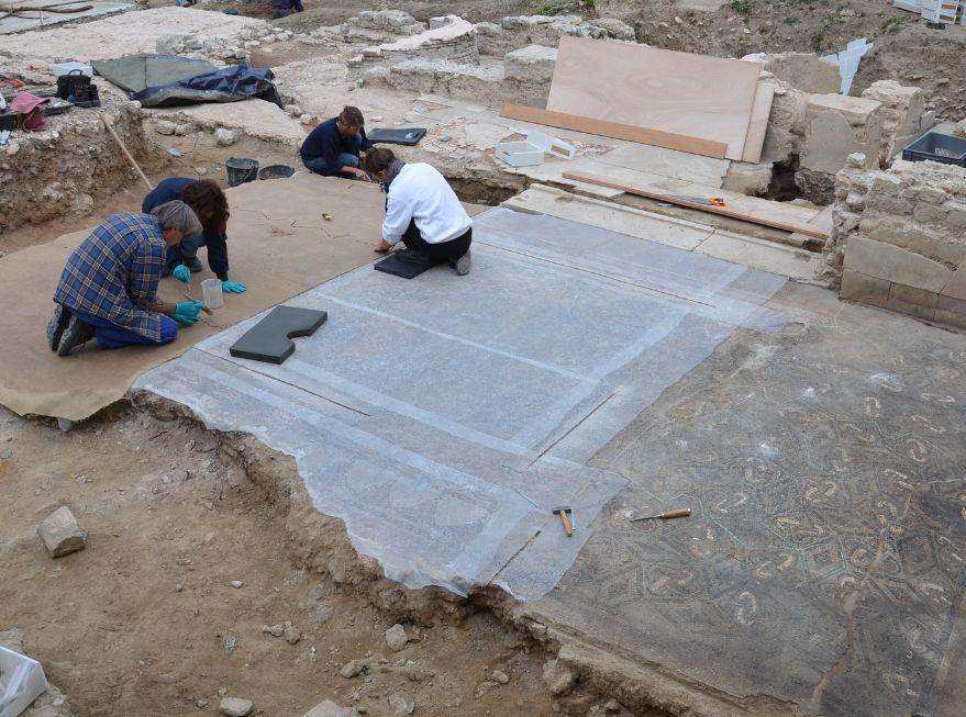 Préparation à la dépose de la mosaïque au bouclier, Site de la Verrerie, Trinquetaille