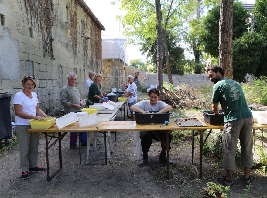 Bénévoles participant aux fouilles et au nettoyage du matériel archéologique