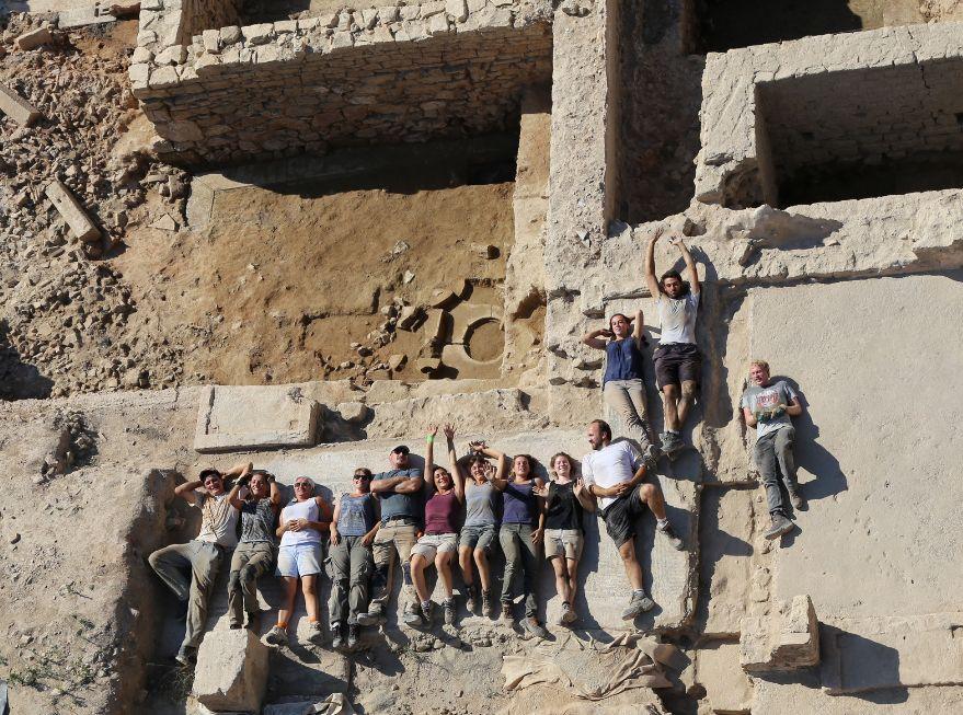 Bénévoles participant aux fouilles et au nettoyage du matériel archéologique