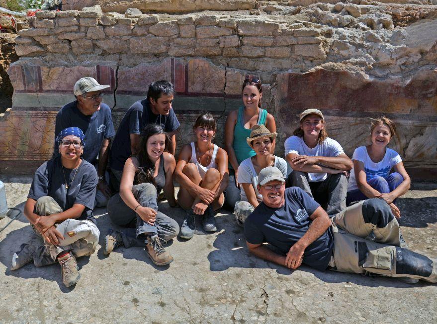 Bénévoles participant aux fouilles et au nettoyage du matériel archéologique