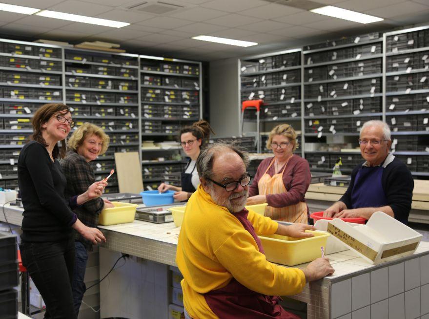 Bénévoles participant aux fouilles et au nettoyage du matériel archéologique, MDAA (2016)