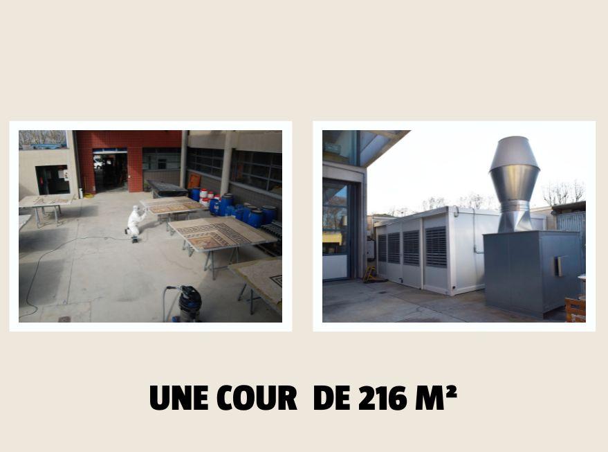 Une cour de 216 m²