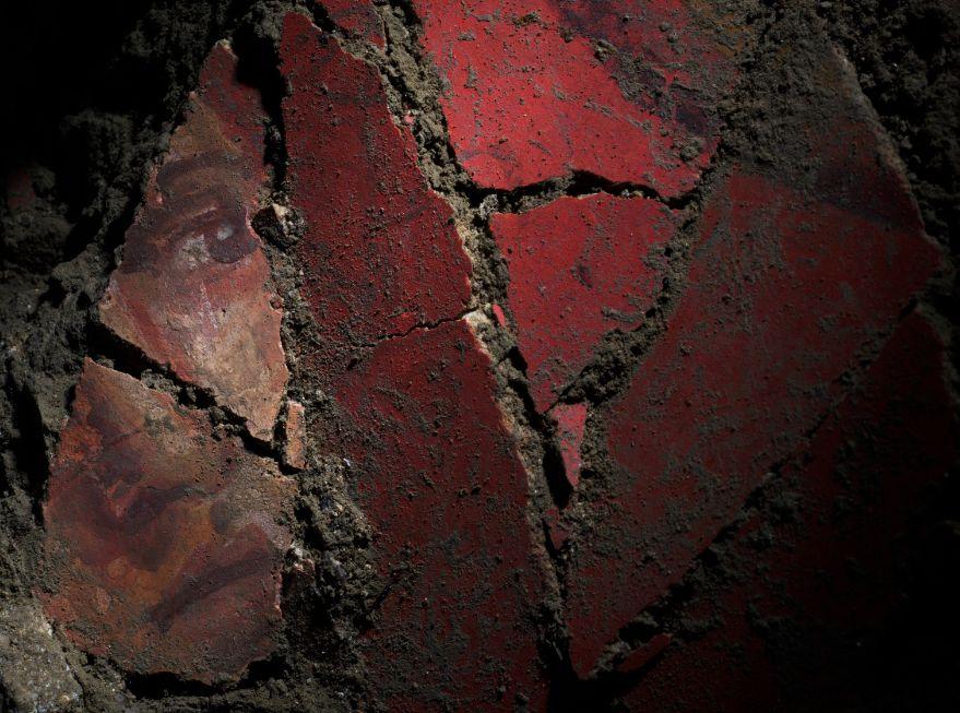 Décor peint mégalographique : visage d'une ménade au moment de sa découverte sur le chantier de fouille (juin 2015)