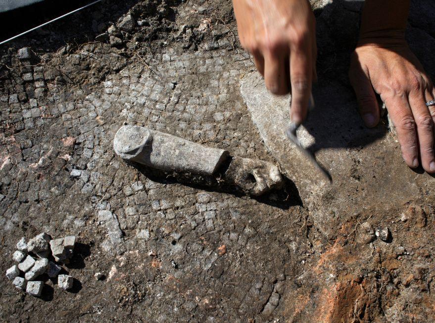 Domus au bassin tripartite (2013) : fouille de la couche de destruction qui comporte des placages de marbre et un bras de statuette en marbre