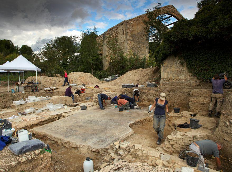 Domus au bassin tripartite (2013) : mosaïque en cours de nettoyage avant dépose