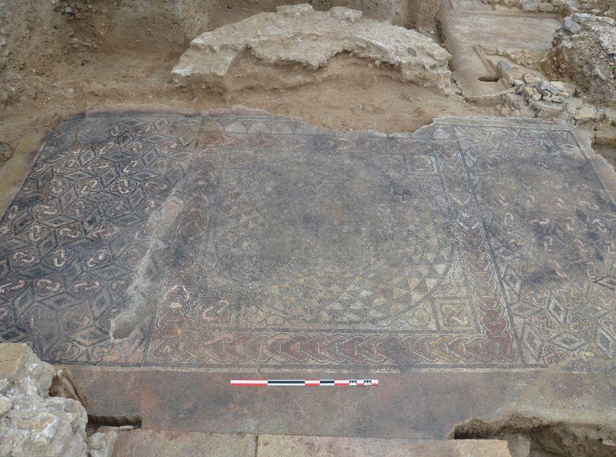 Domus au bassin tripartite (2013) : pièce à abside décorée d'une mosaïque