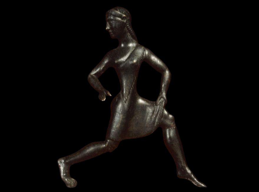 Statuette en bronze représentant une femme qui court 
