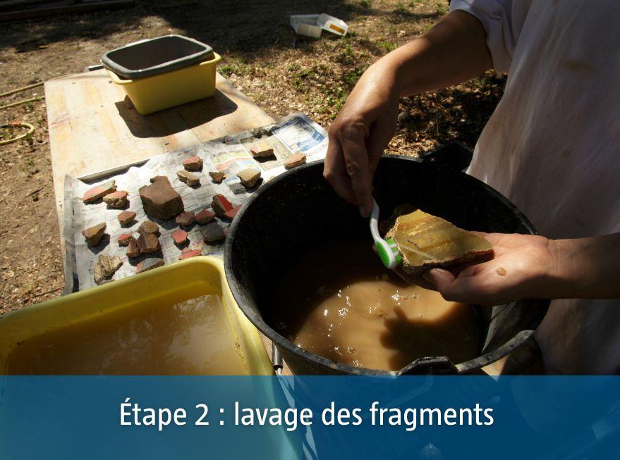Lavage des fragments d'enduits peints