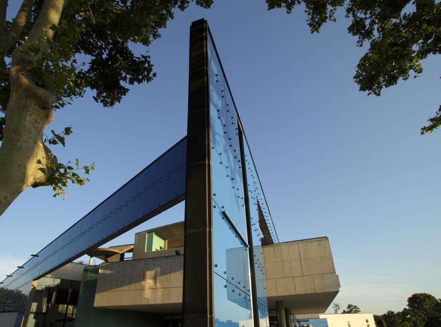 Façade bleue du Musée départemental Arles antique