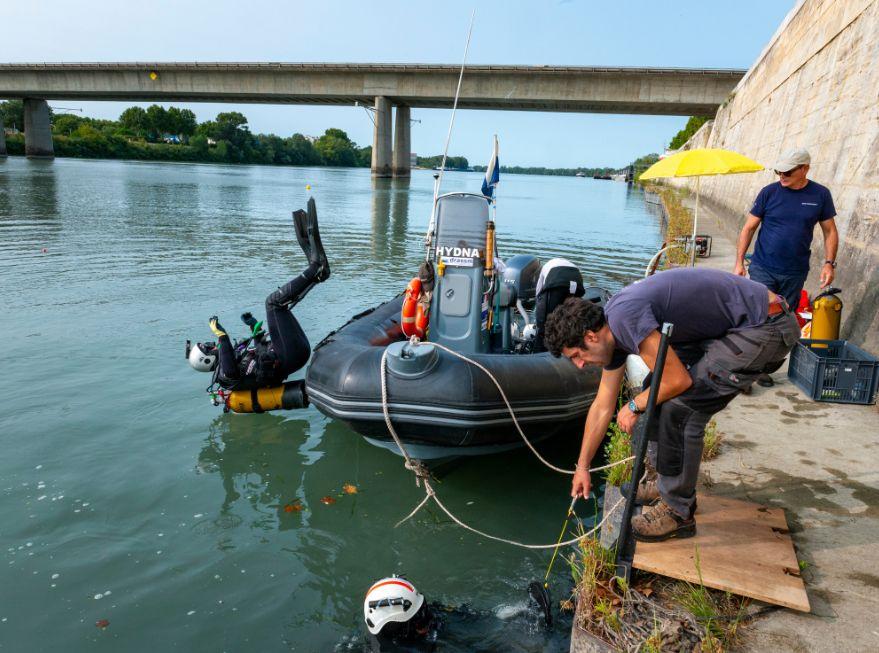 Mise à l’eau d’un archéologue plongeur depuis l’Hydna, bateau du Drassm