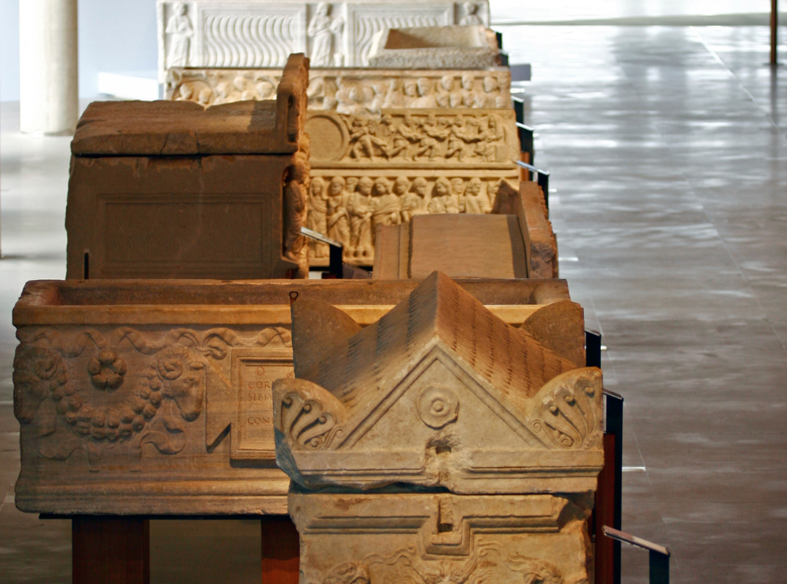 Allée des sarcophages