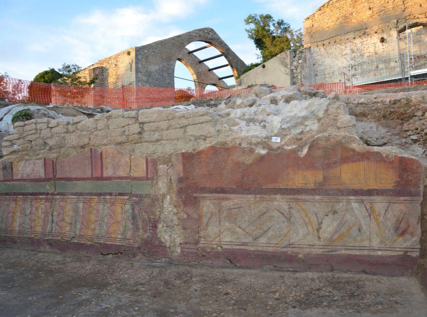 Peinture de la maison de la Harpiste découverte en 2014 en arrière-plan la Verrerie du XVIIIe s © Marie-Pierre Rothé MDAA-Inrap