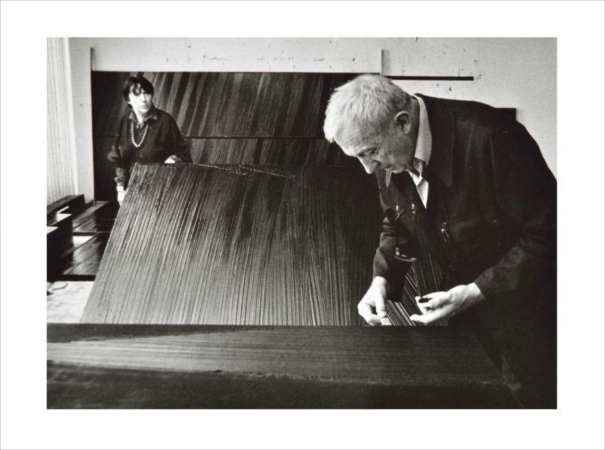 Pierre et Colette Soulages dans l’atelier de la rue Saint-Victor, 1988