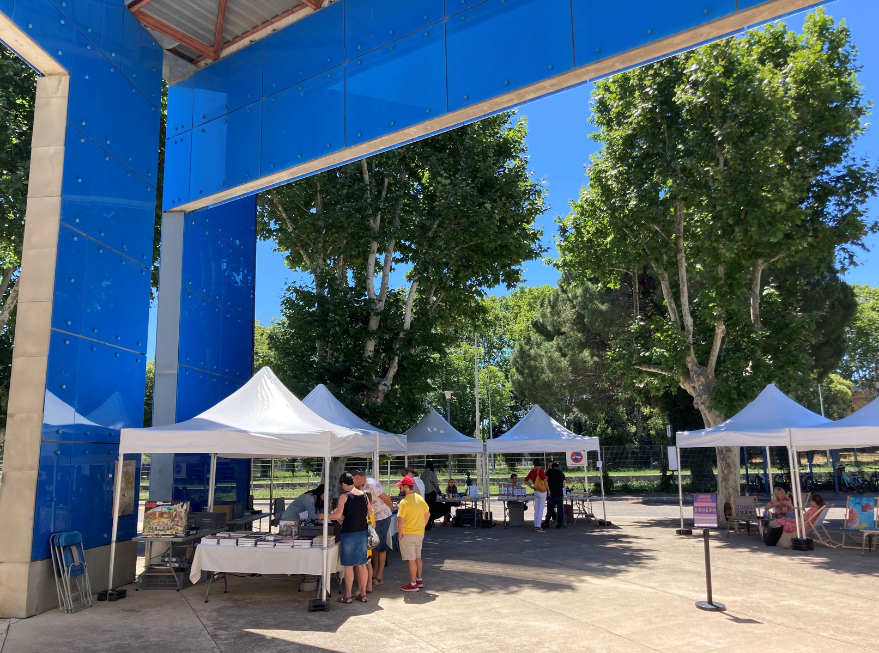 La braderie du musée sur le parvis