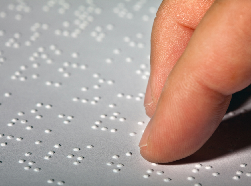 Doigt touchant la lecture braille