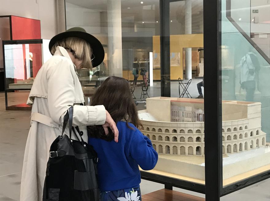 Public en visite au musée