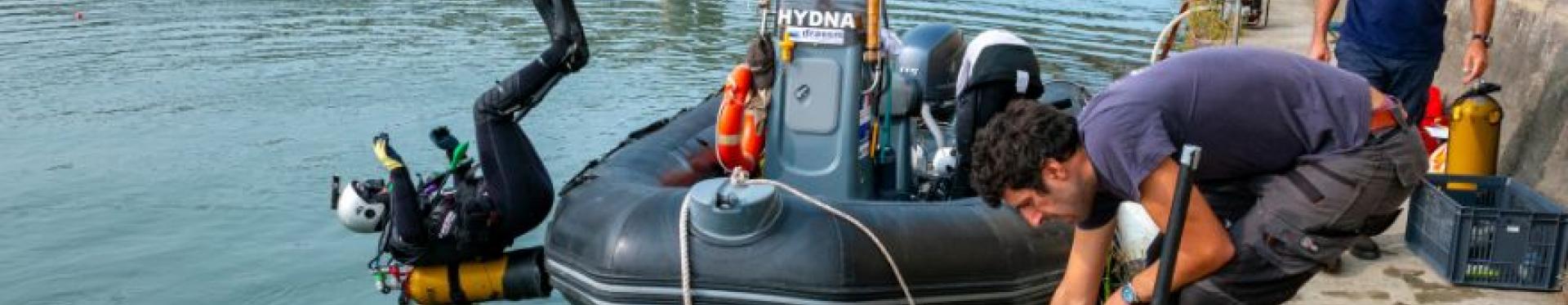 Mise à l’eau d’un archéologue plongeur depuis l’Hydna, bateau du Drassm