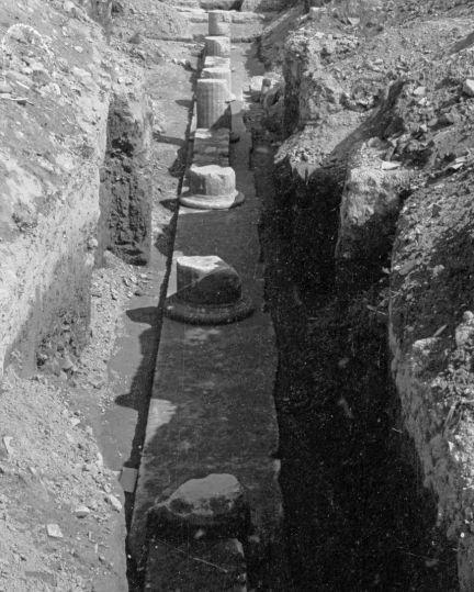 Colonnade de la cour à portiques, site du cimetière de Trinquetaille (1964)
