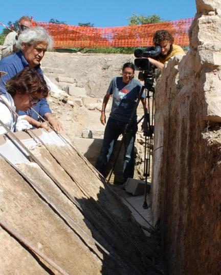 Dépose des peintures par l’introduction de lames métalliques entre les mortiers et le mur puis retournement de la paroi sur panneau de bois