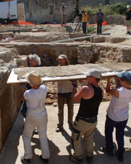 Dépose des peintures par l’introduction de lames métalliques entre les mortiers et le mur puis retournement de la paroi sur panneau de bois