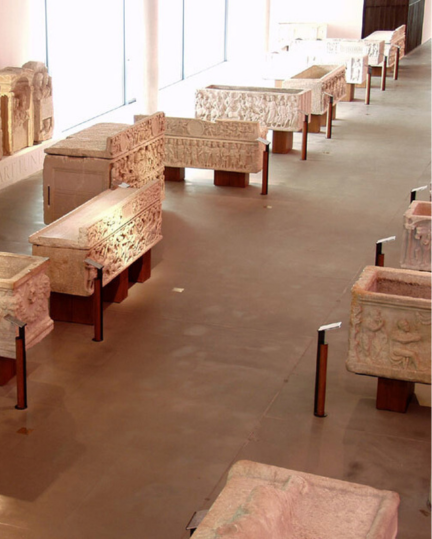 Allé des sarcophages