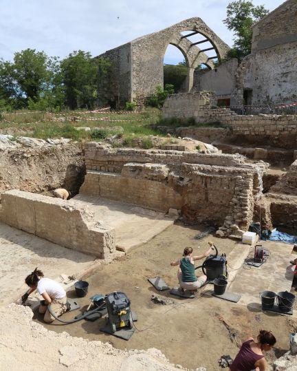 La maison de la Harpiste en cours de fouille (juin 2017) avec en arrière-plan la Verrerie du XVIIIᵉ siècle