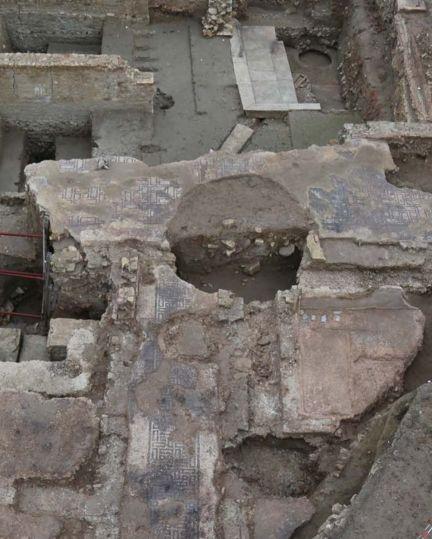 Le site de la Verrerie en 2017 avec au premier plan les mosaïques de la domus d’Aiôn (fin IIᵉ s. ap. J.-C.) et en arrière-plan les vestiges de la maison de la Harpiste (Iᵉʳ s. av. J.-C.)