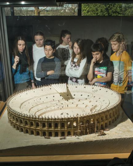 Visite de scolaires : maquete du cirque