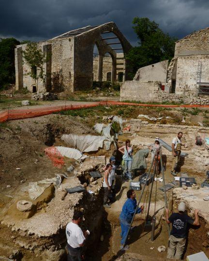 Site de la Verrerie en cours de fouille (2014) avec l'intervention du géomorphologue procédant à un carottage