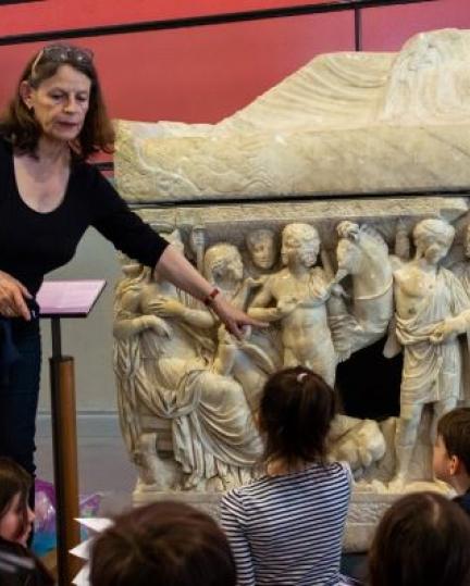 Geneviève, médiatrice au musée lors d'une visite en famille dans les collections