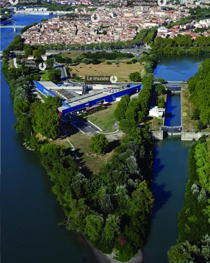 Vue aérienne du musée, du Rhône, du canal et du centre ancien