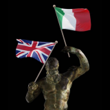 statue portant des drapeaux anglais et italiens