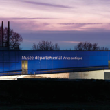 musée pendant un couché de soleil