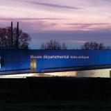 Facade du musée la nuit