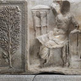 Autel d'Apollon, marbre de Carrare, bas relief, MDAA © Lionel Roux