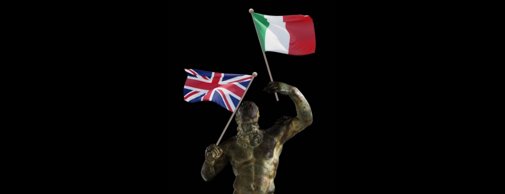 statue portant des drapeaux anglais et italiens