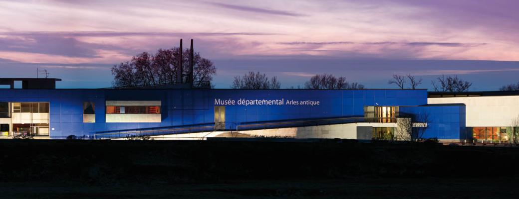 Facade du musée la nuit