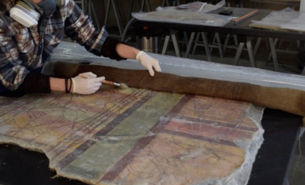 Au musée (2020). Enduit peint en cours traitement par les restaurateurs