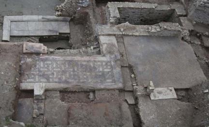 Domus d'Aiôn (2017) : couloir mosaïqué donnant accès (à droite) à la pièce décorée du décor peint du poète et des muses et à la mosaïques d'Aiôn (déposée en 1992)