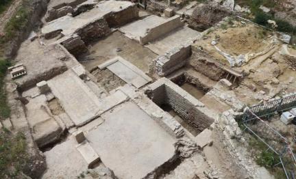 Le site de la Verrerie en 2017 : la domus d'Aiôn (fin IIᵉ s. ap. J.-C.) et la maison de la Harpiste (Iᵉʳ s. av. J.-C.)