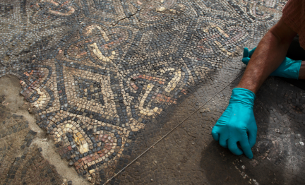 Verrerie (2013). Mosaïque au bouclier nettoyée par les restaurateurs