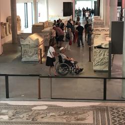 vue d'ensemble depuis les mosaiques - personne sur un fauteuil roulant