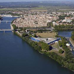 vue aérienne du musée avec la ville d'arles en fond 